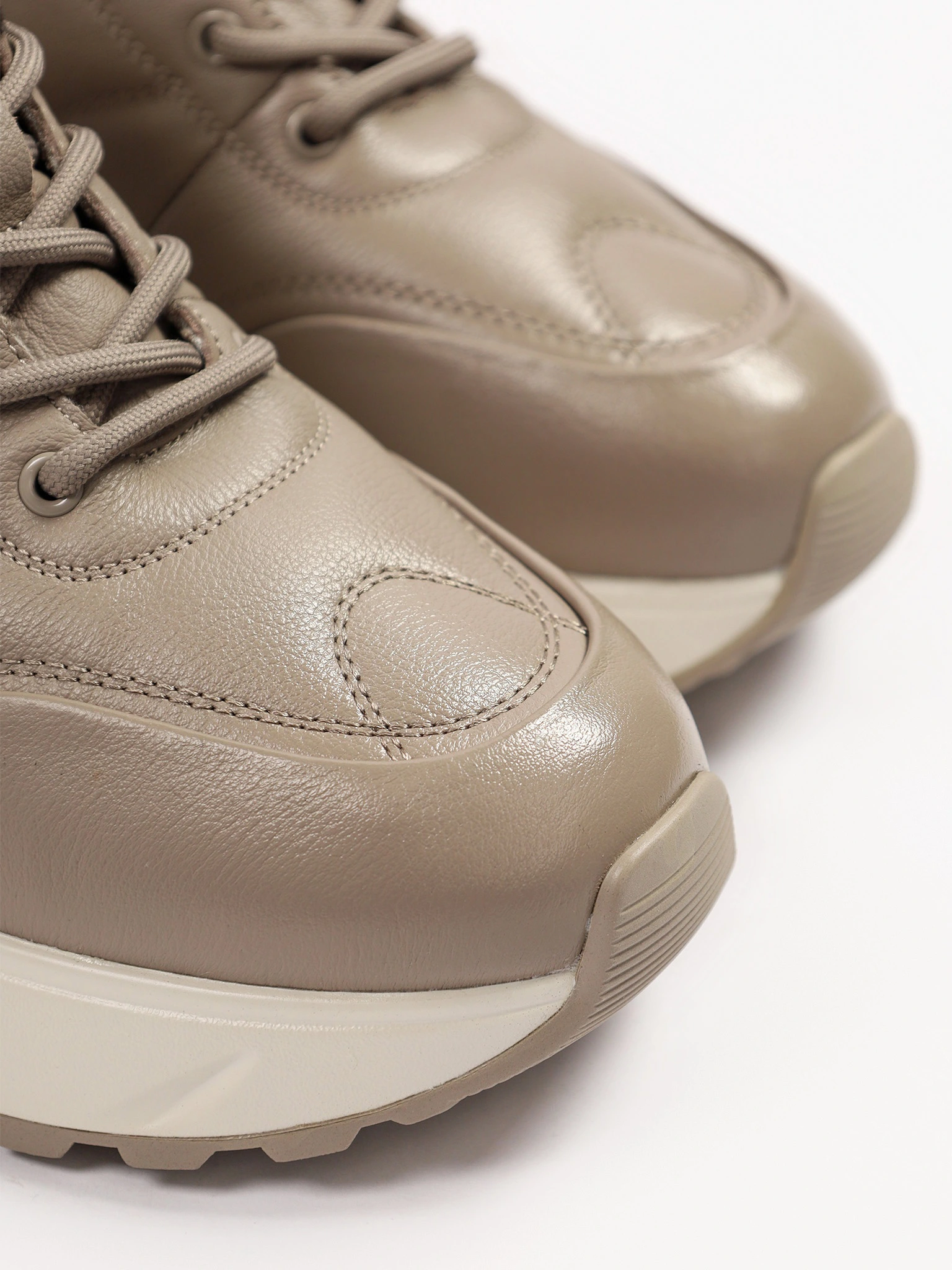 Кроссовки серого цвета на средней рельефной подошве